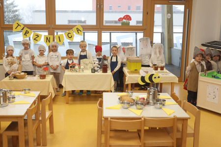 Tradicionalni slovenski zajtrk  vrtec Cerknica 01 Foto Ljubo Vukelič